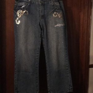 Women’s Akademiks Denim Capri Pants with a 31 inch waist